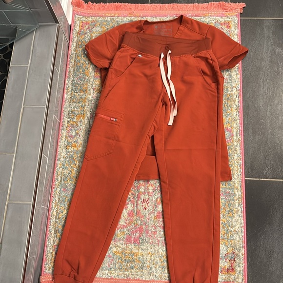 Figs set Zamora joggers and Catarina top. - Picture 4 of 4